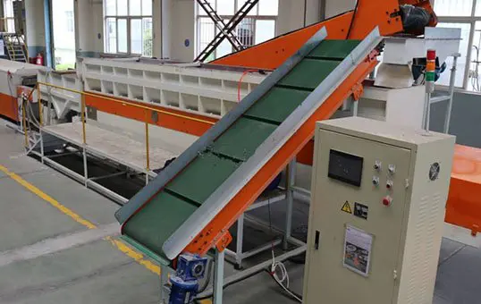 casting_components_deburring_and_polishing_linear_continuous_vibratory_finishing_machine_ltg6500-1-768x768-1