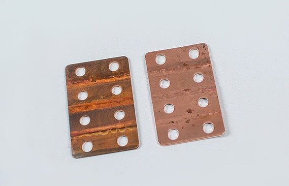 Piezas troqueladas de latón antes y después del pulido Piezas troqueladas de latón antes y después del pulido