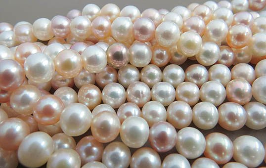 Akoya-Cultured-Pearls-Polishing