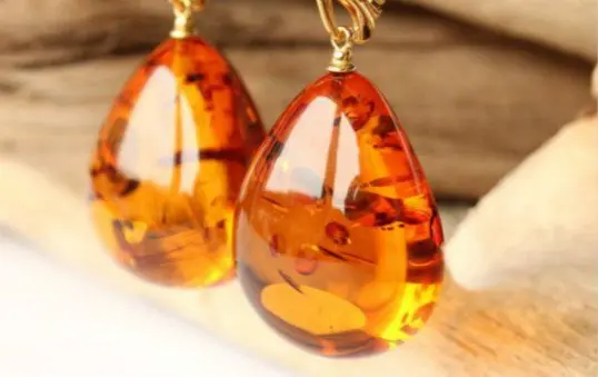 amber-earing-polishing