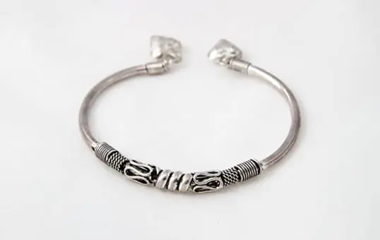 silver-jewelry-ring-polishing