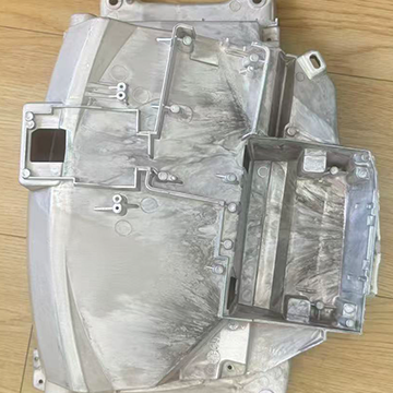 Piezas de aluminio antes y después del tamboreo en pulidora vibratoria desbarbadora - Antes