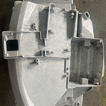 Piezas de aluminio antes y después del tamboreo en pulidora vibratoria desbarbadora - Después