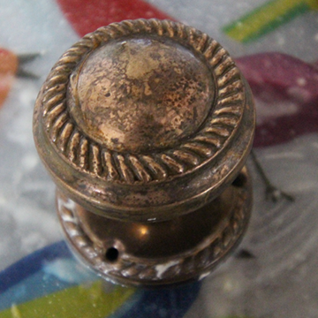 Piezas de latón antes y después del tamborileo en máquina desbarbadora vibratoria - Antes