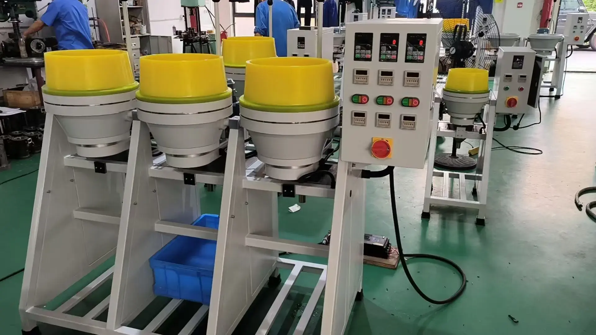 Centrifugal disc finisher bowl and rotating disc finishing action close up VA20 3