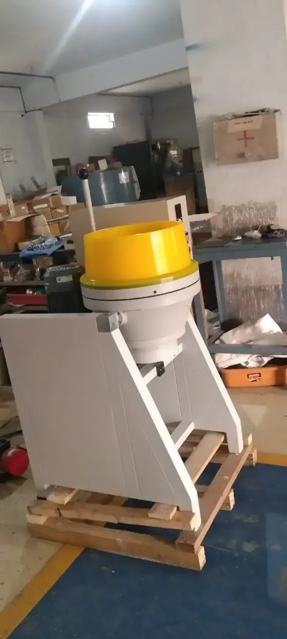 Centrifugal disc finisher with media workpiece separation screen deck VA20
