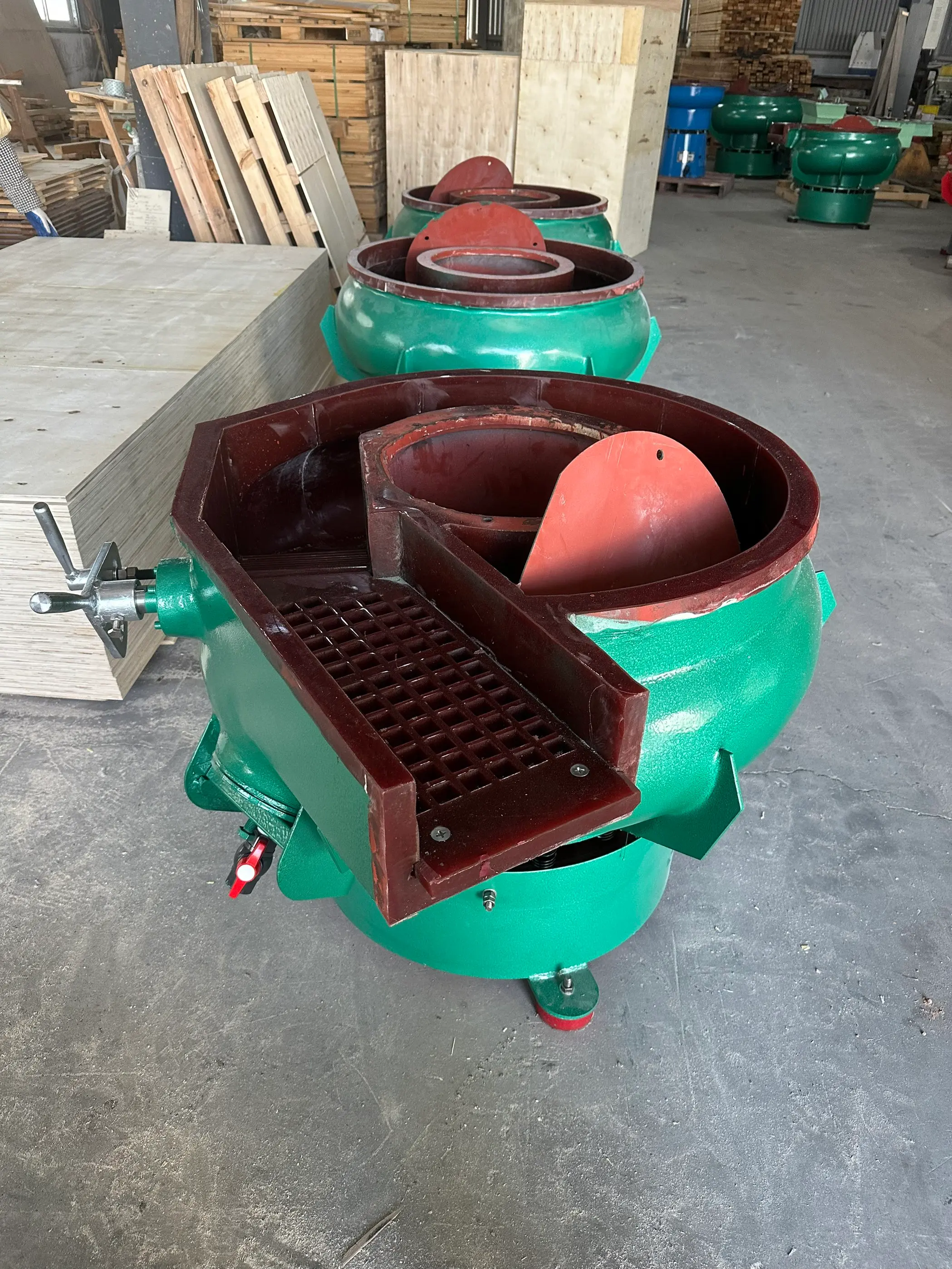 Industrial vibratory tumbler machine for deburring and surface finishing metal parts