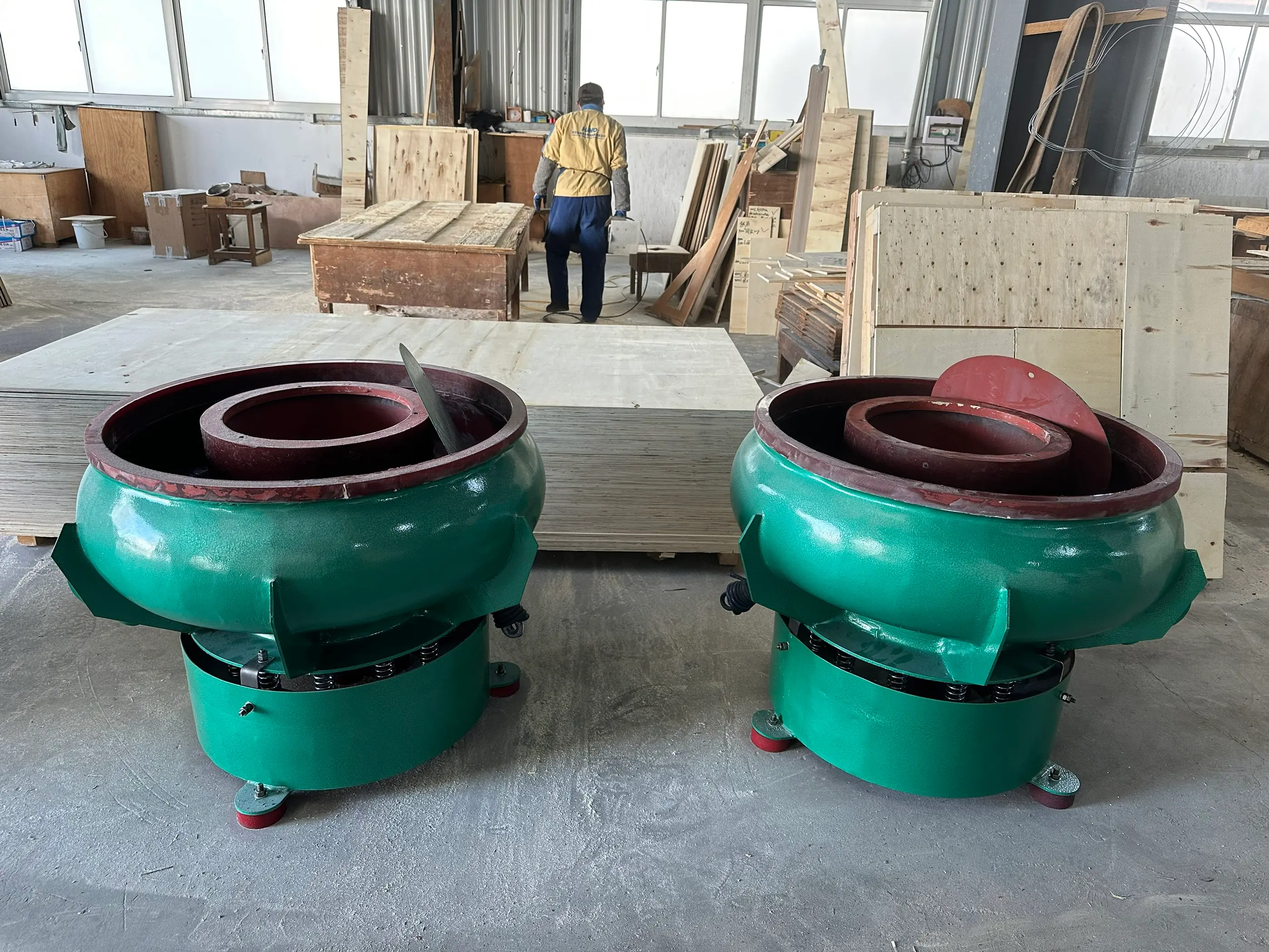 Inovatec industrial vibratory tumbler with polyurethane lined bowl and cover