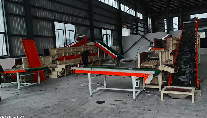 LTG6500 longitudinal linear vibratory finisher for continuous deburring descaling and polishing of metal parts