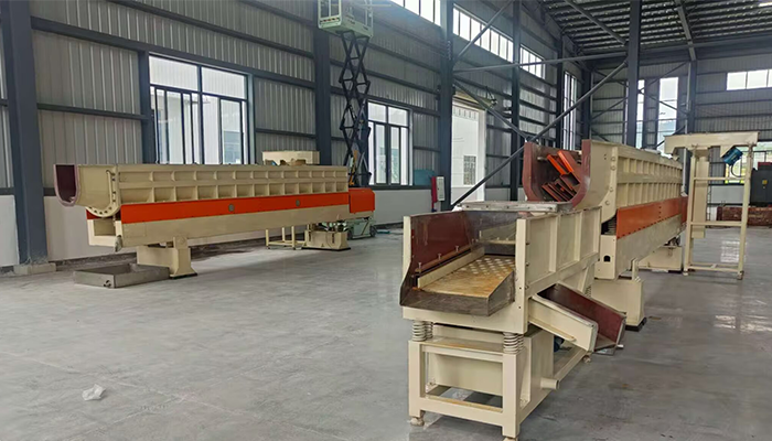 Longitudinal linear vibratory finishing machine LTG6500 for surface smoothing and edge rounding on aluminum steel and brass parts