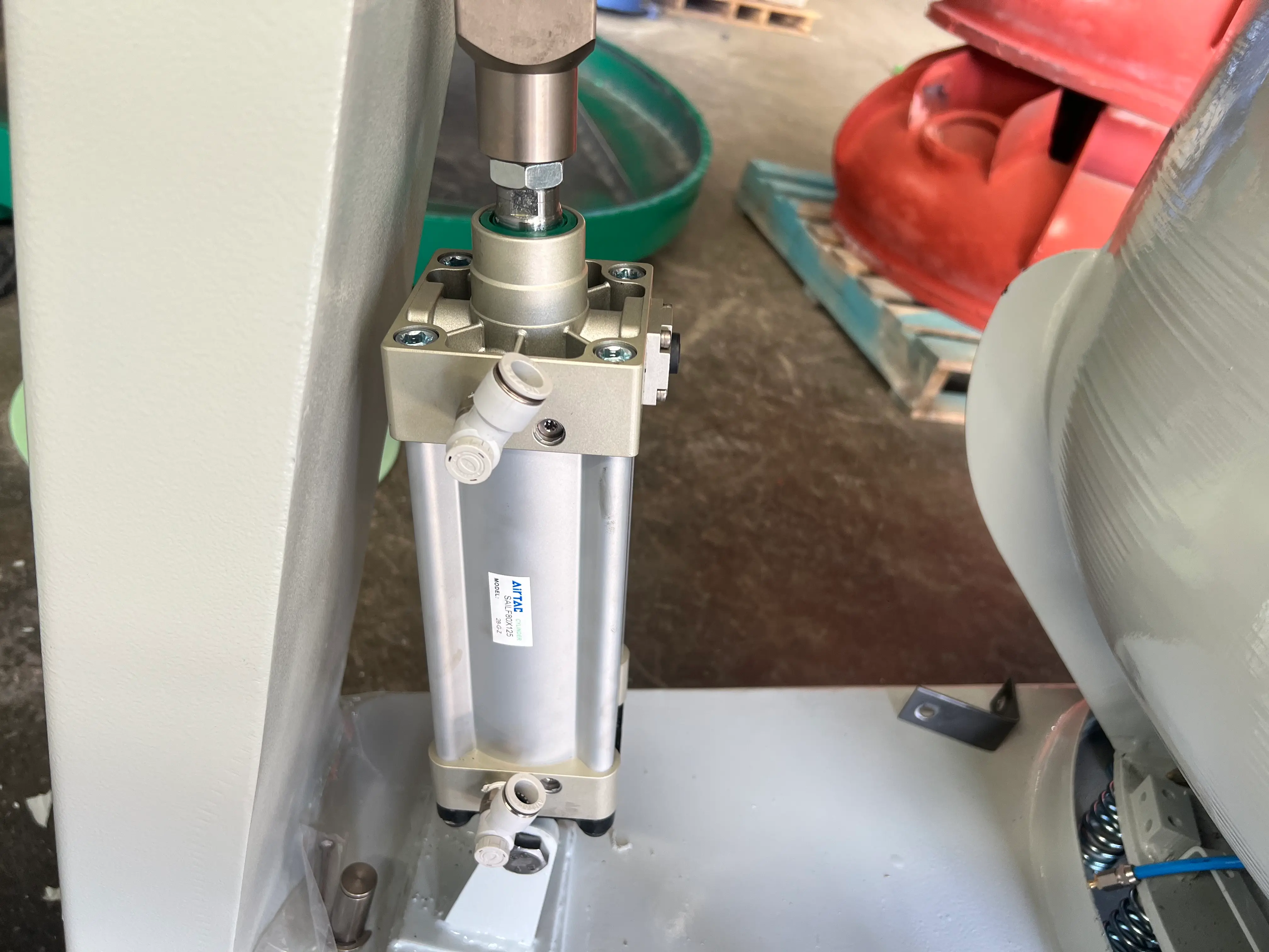 Straight wall vibratory finisher for brass parts cleaning and polishing