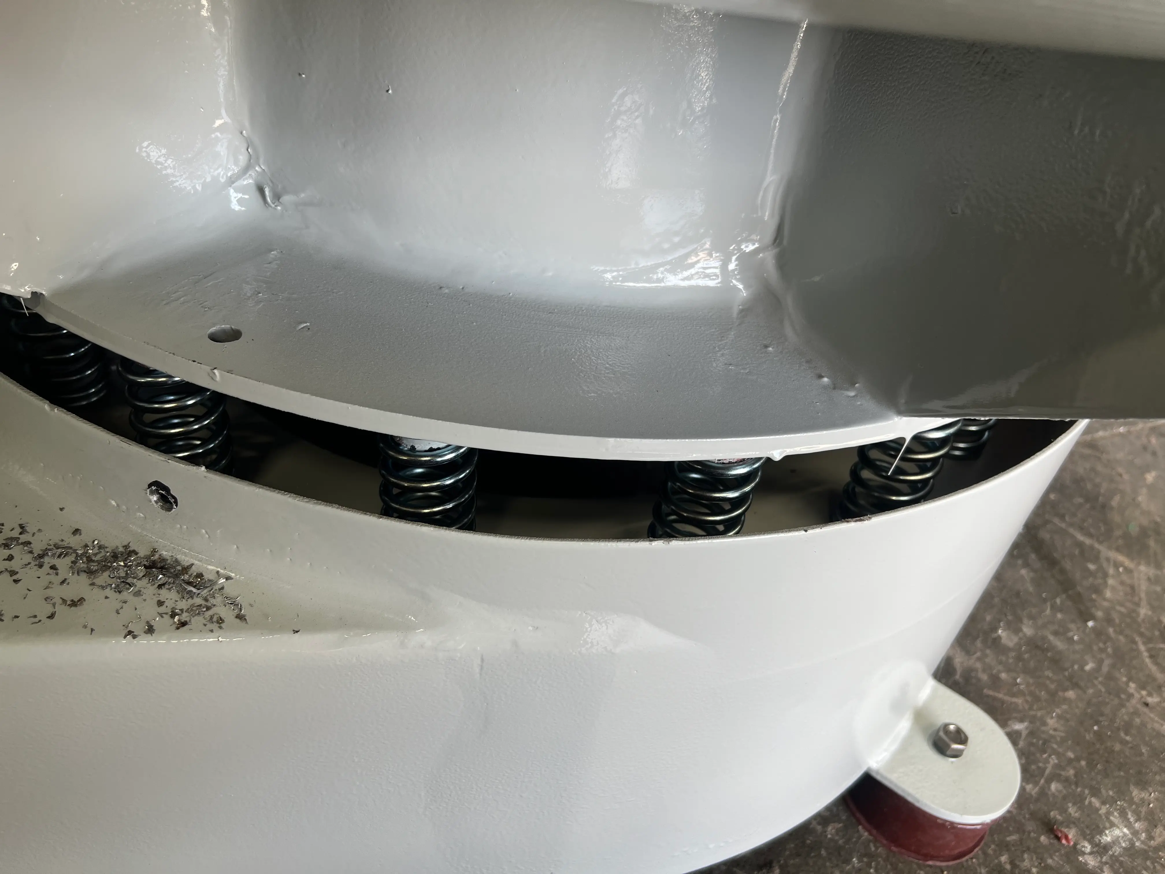Straight wall vibratory finisher with acoustic noise lid installed