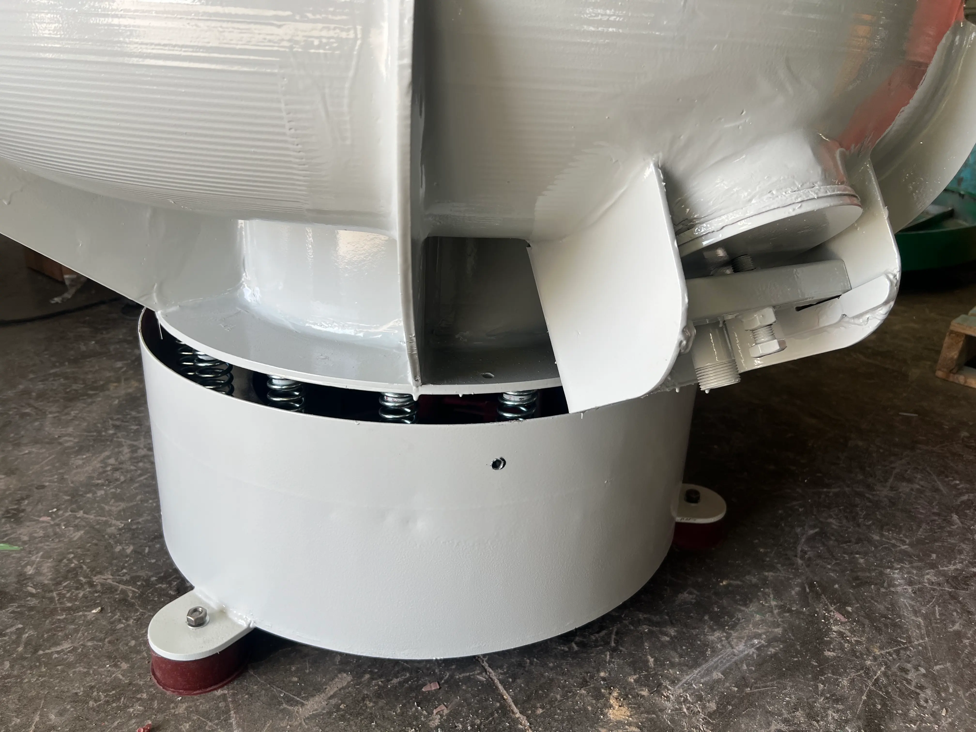 Straight wall vibratory finisher with pneumatic discharge gate option