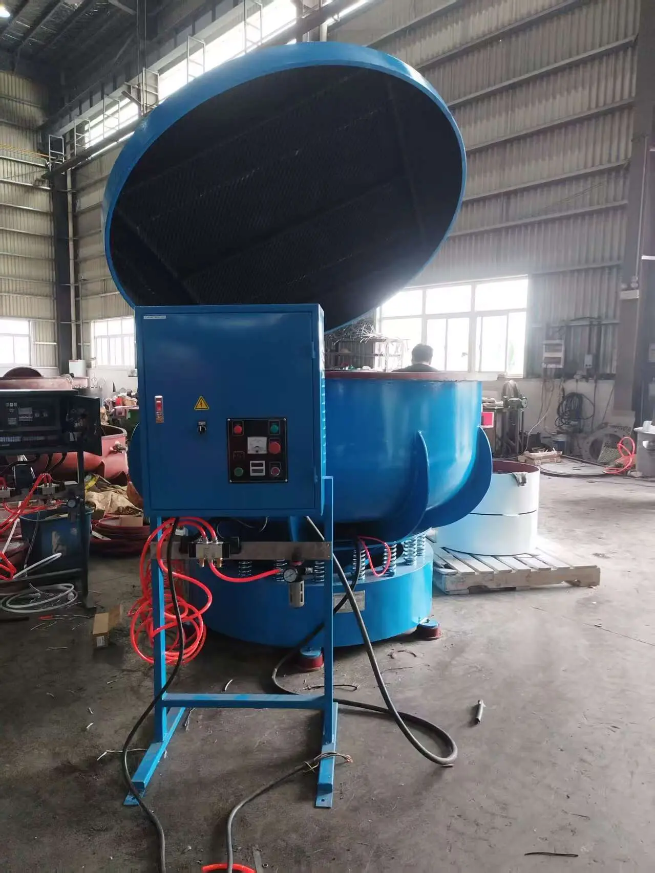 VBB1500 straight wall vibratory finishing bowl with separation screen for metal parts