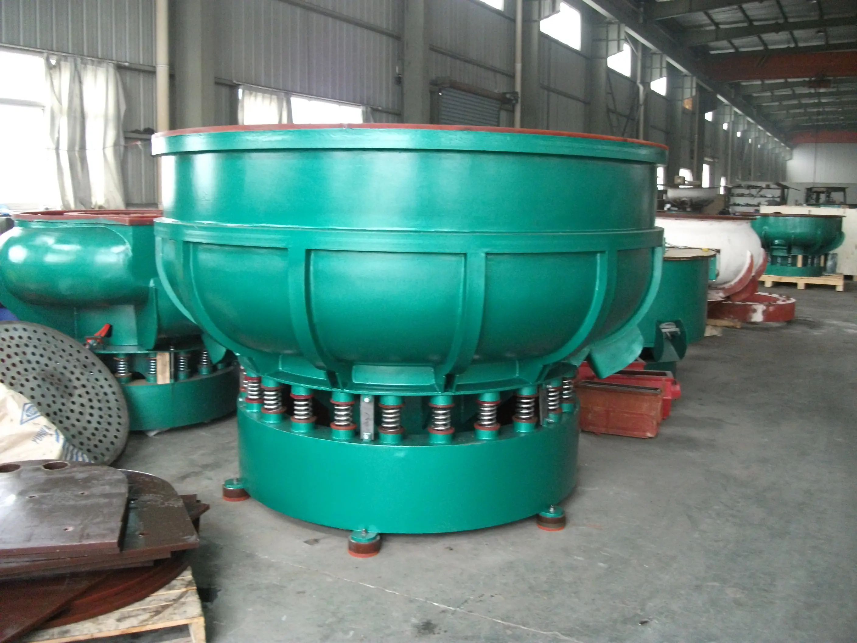 VBB2500 Straight wall vibratory finisher showing large capacity finishing bowl