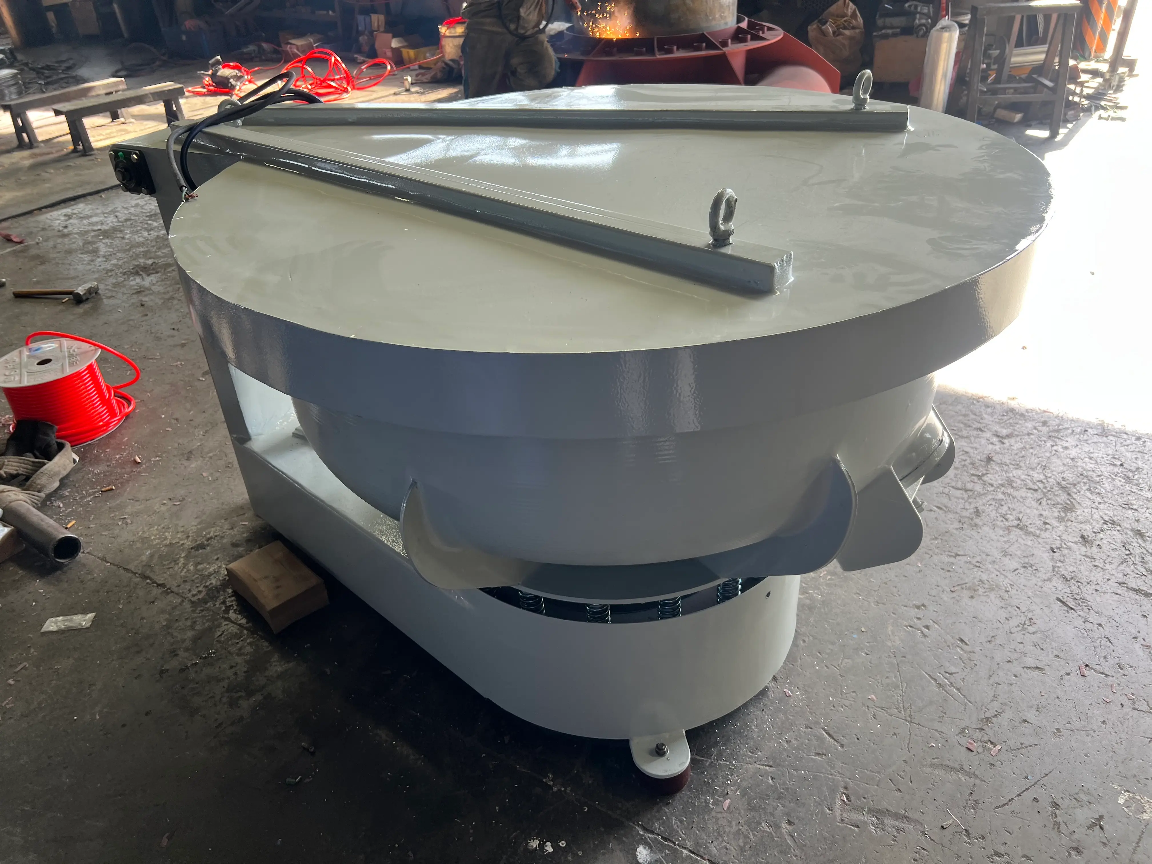 VBB400 Straight wall vibratory finisher for batch deburring and surface smoothing